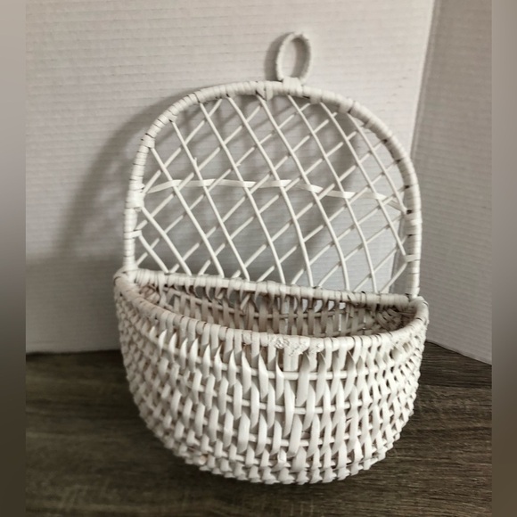 Vtg White Woven Wall Basket - Picture 11 of 11